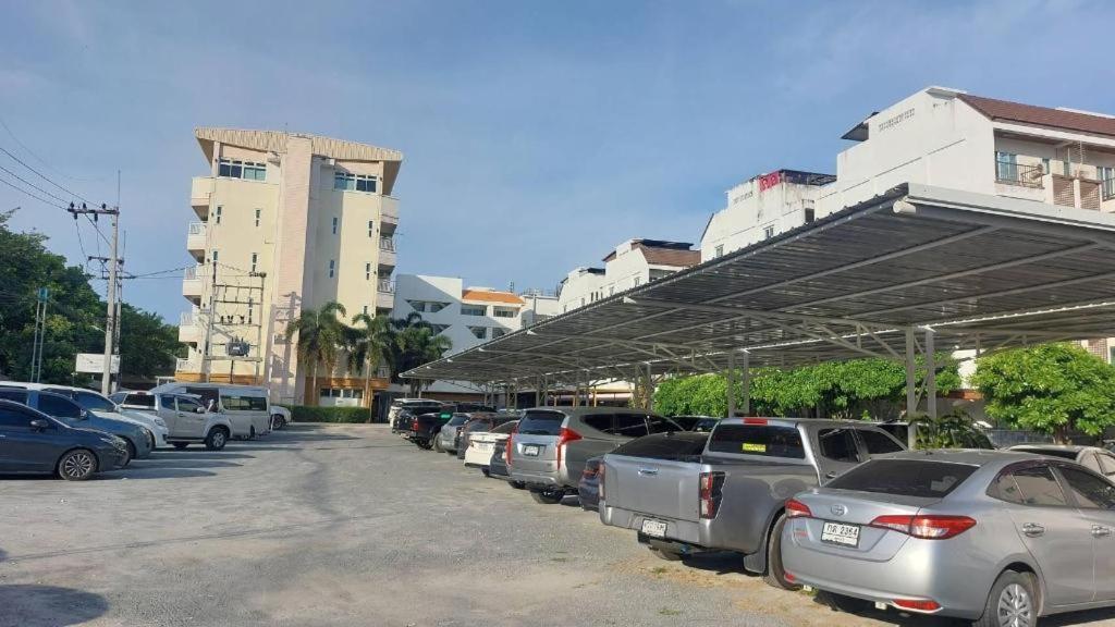 Nana Chat Bangsaen Hotel ศรีราชา ภายนอก รูปภาพ