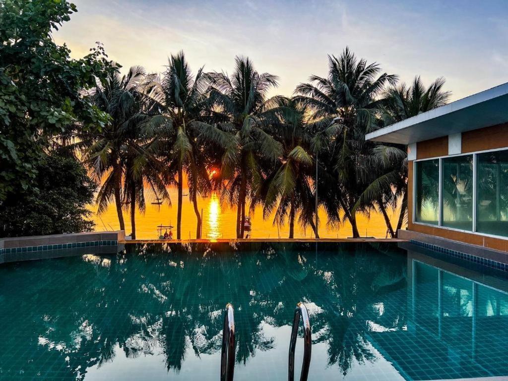 Nana Chat Bangsaen Hotel ศรีราชา ภายนอก รูปภาพ