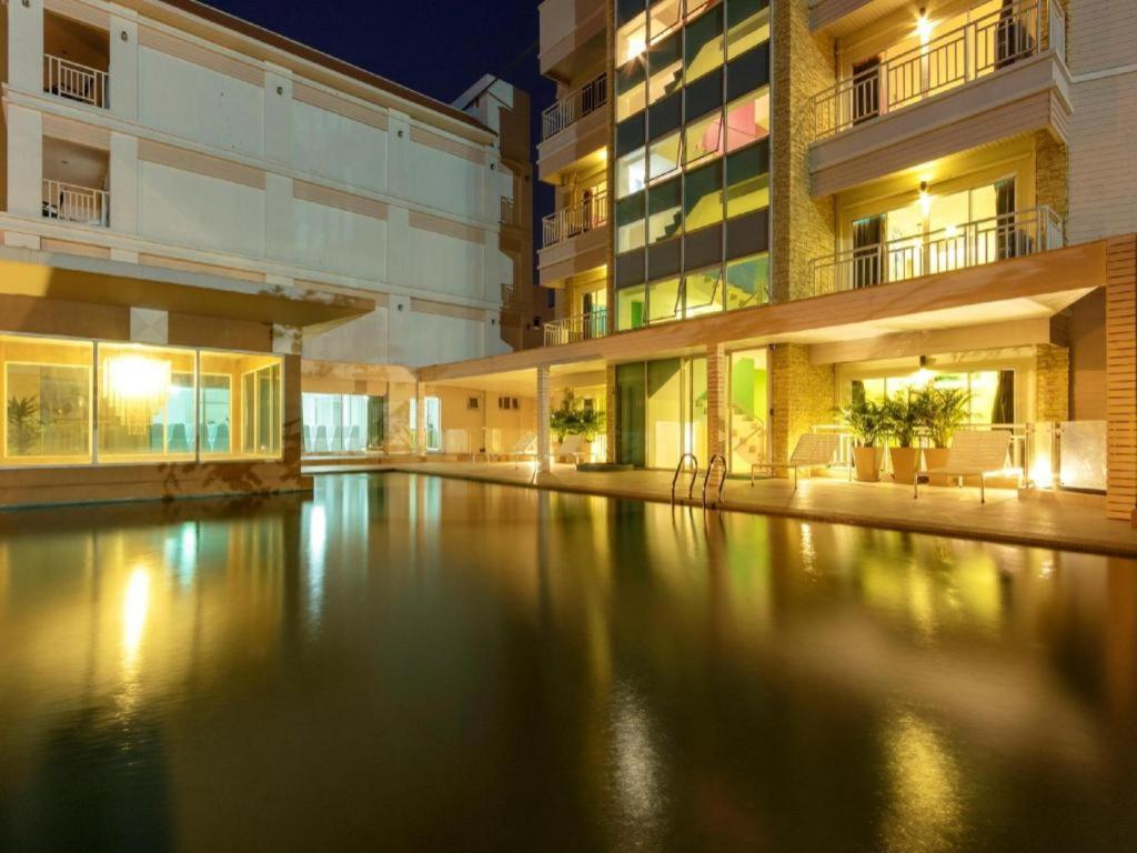 Nana Chat Bangsaen Hotel ศรีราชา ภายนอก รูปภาพ