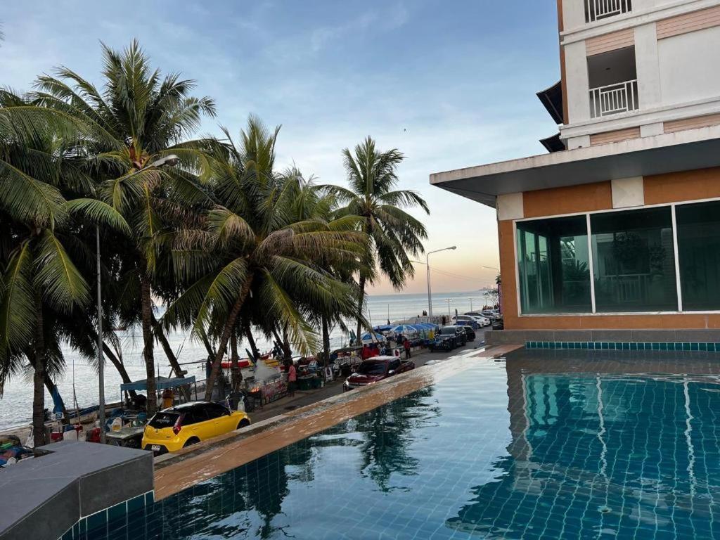 Nana Chat Bangsaen Hotel ศรีราชา ภายนอก รูปภาพ