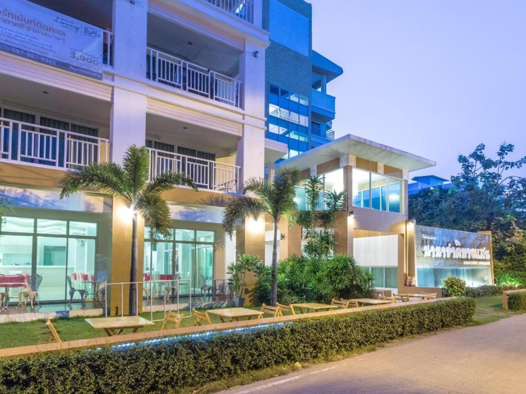 Nana Chat Bangsaen Hotel ศรีราชา ภายนอก รูปภาพ