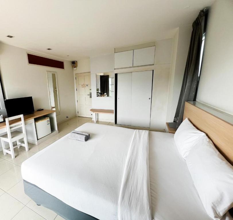 Nana Chat Bangsaen Hotel ศรีราชา ภายนอก รูปภาพ