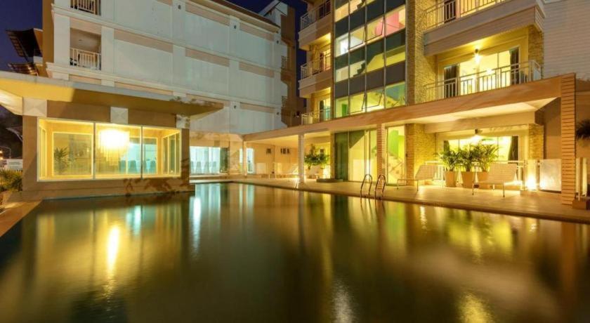 Nana Chat Bangsaen Hotel ศรีราชา ภายนอก รูปภาพ